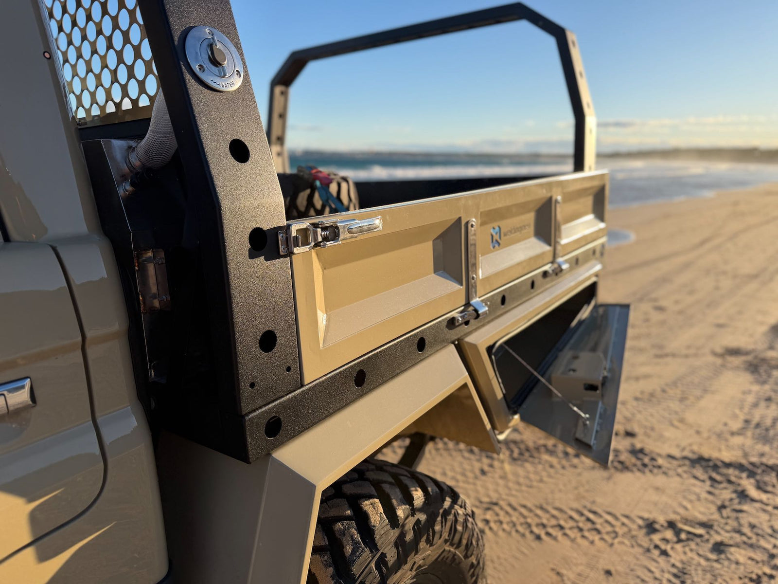 1850 Dual Cab Tray 79 Series - photo 1