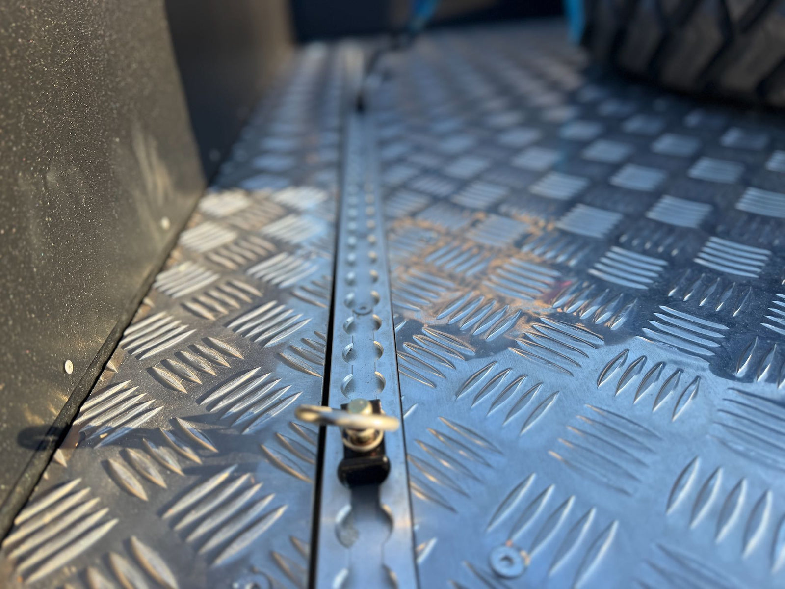 1850 Dual Cab Tray 79 Series - photo 18