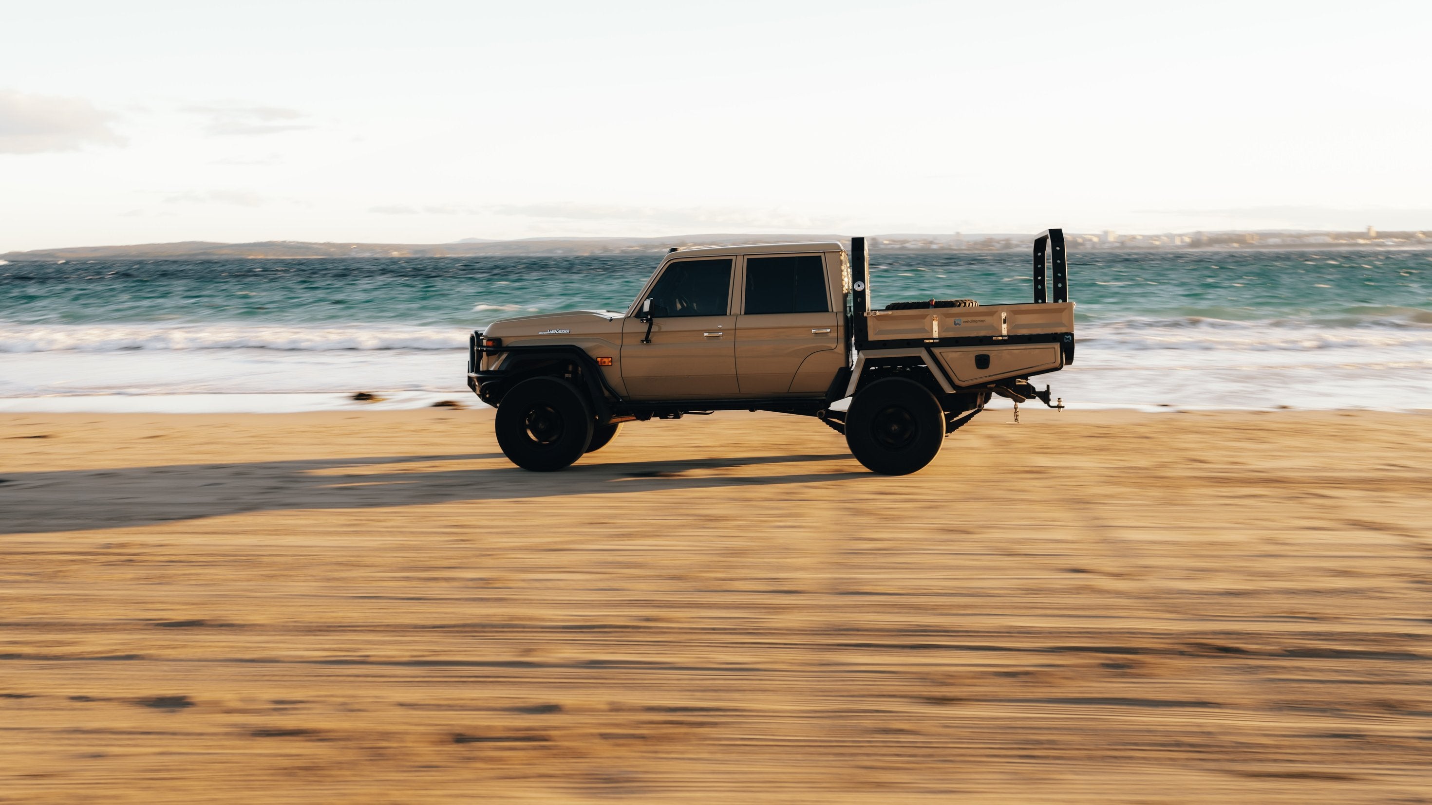 1850 Dual Cab Tray on a Land Cruiser 79 Series at the beach
